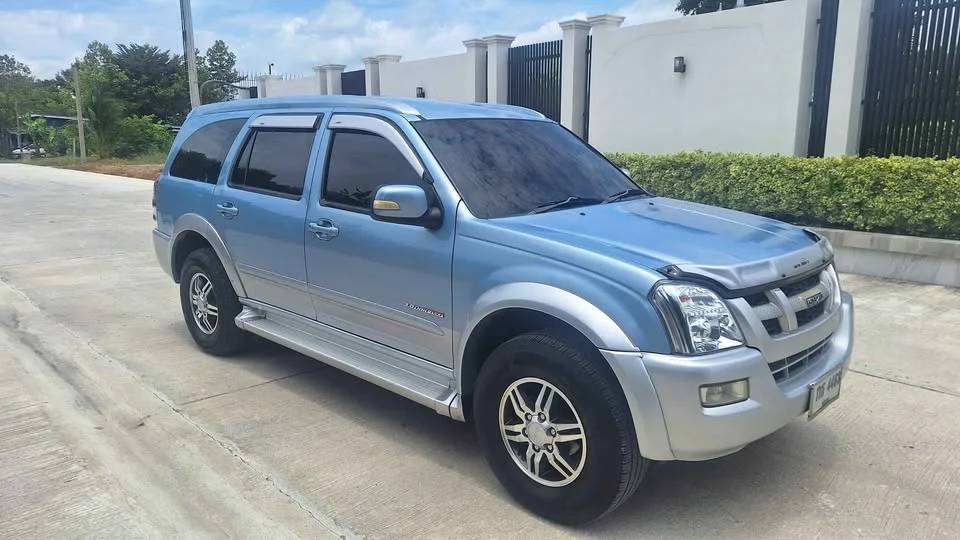 2005 Isuzu MU-7 3