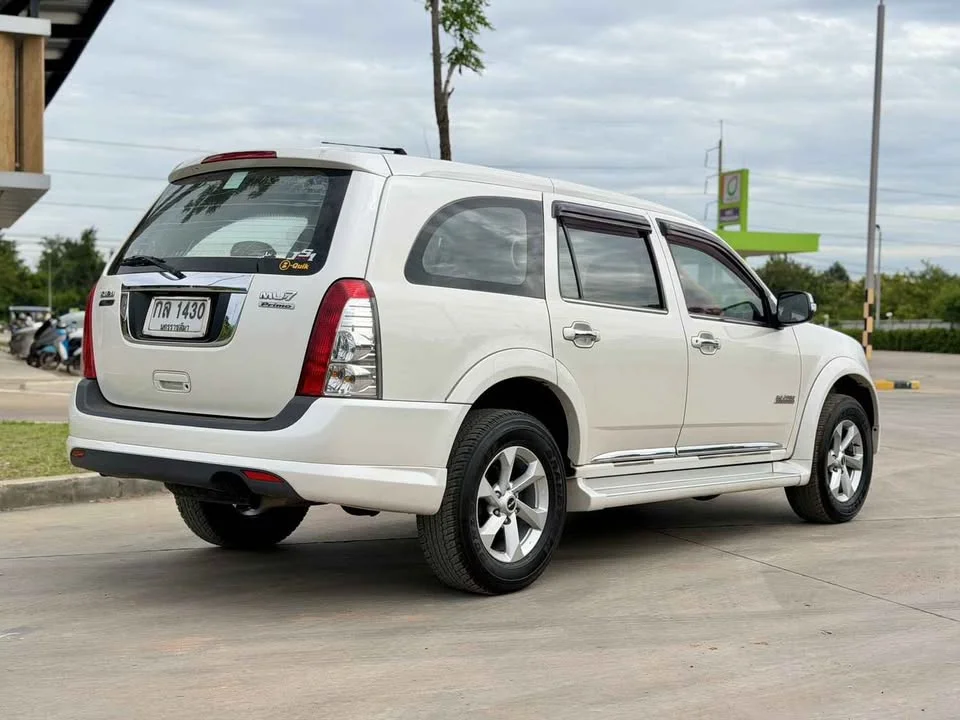 2010 Isuzu MU-7 3