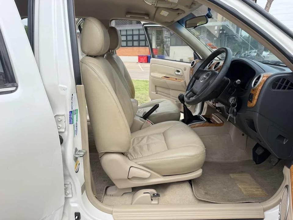 2010 Isuzu MU-7 2