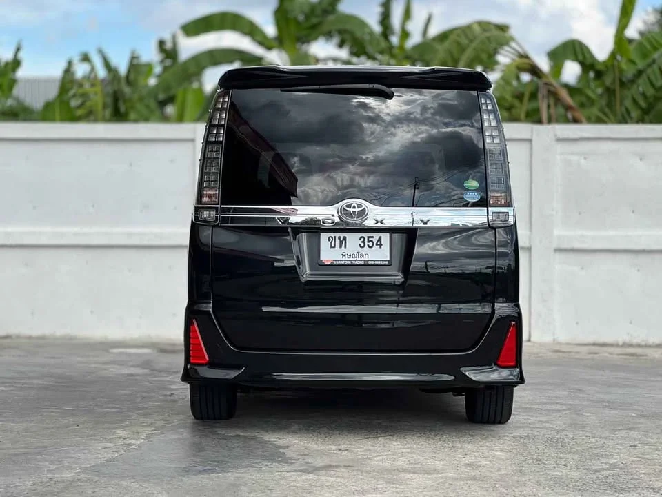 2014 Toyota Voxy III 2