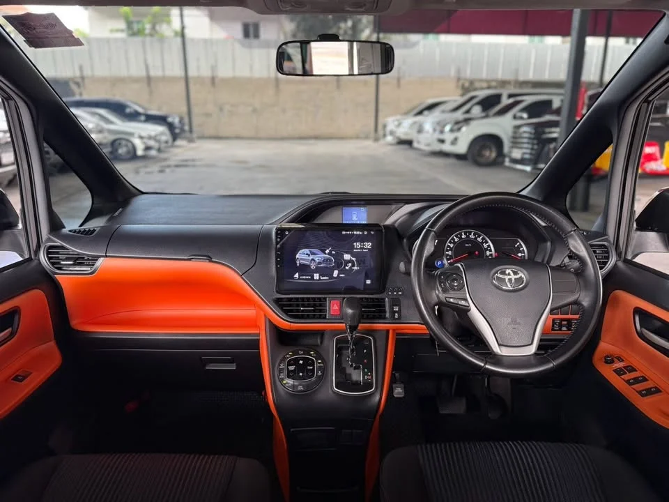 2014 Toyota Voxy III 2