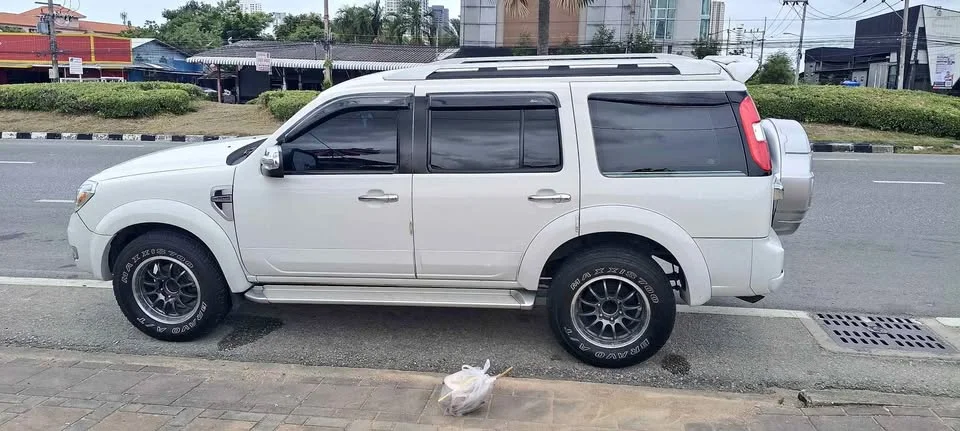 2010 Ford Everest I 2