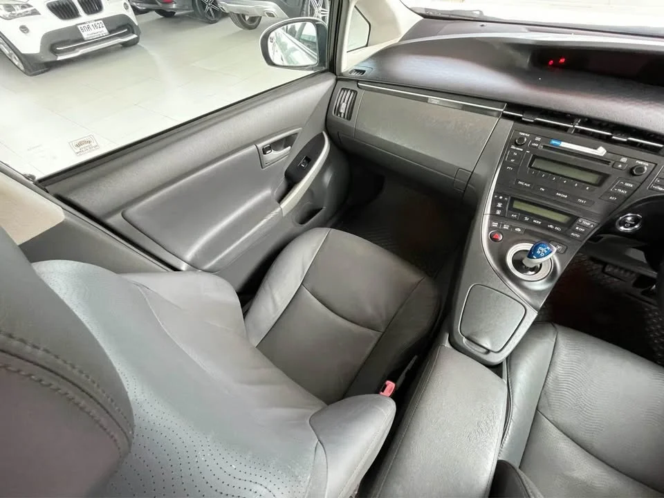 2010 Toyota Prius III 2
