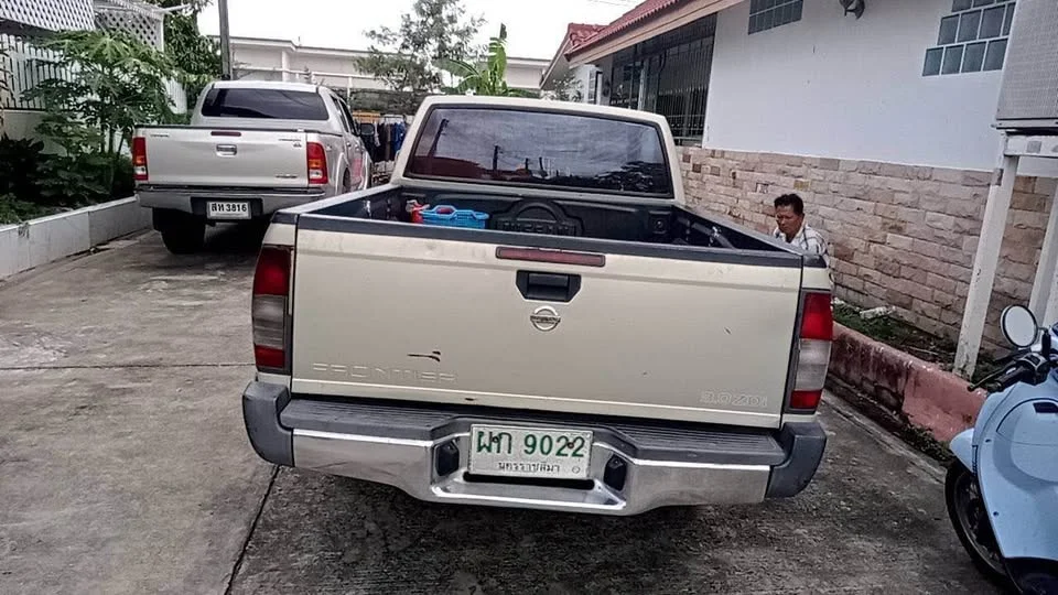 2003 Nissan Frontier I 3
