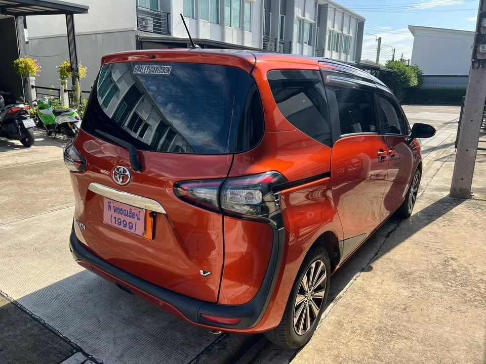 2017 Toyota Sienta II 3