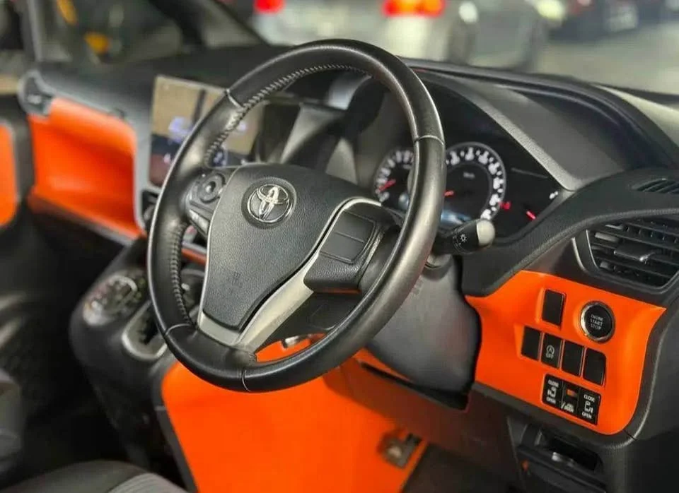 2014 Toyota Voxy III 3