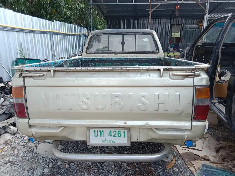 1990 Mitsubishi Triton II 2