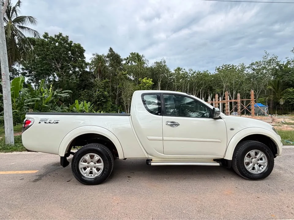 2013 Mitsubishi Triton IV 2