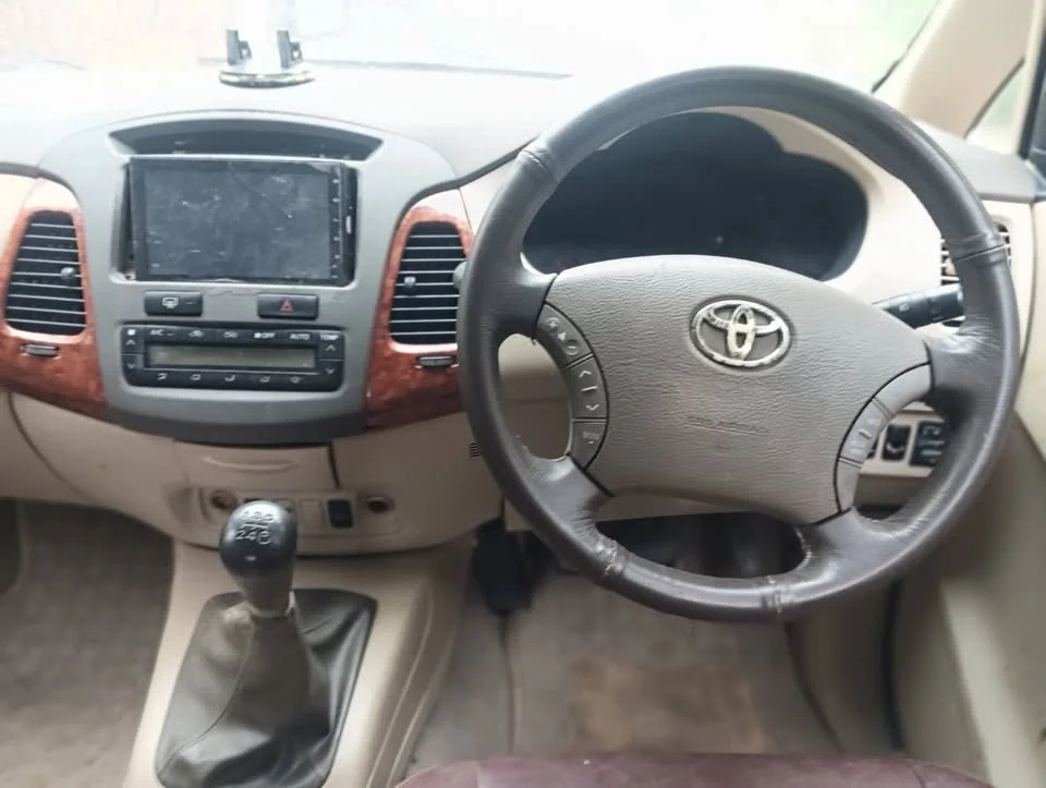 2010 Toyota Innova I 2