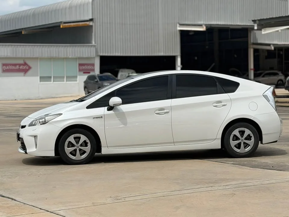 2013 Toyota Prius III 2