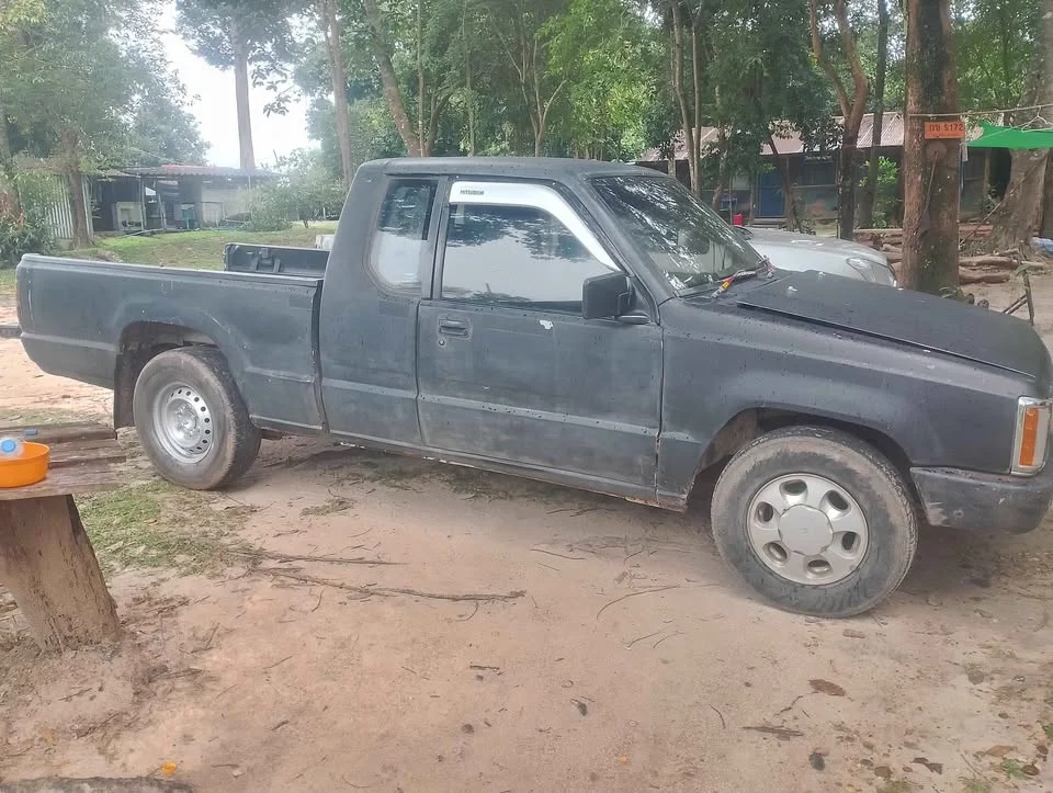 1996 Mitsubishi Triton II 2