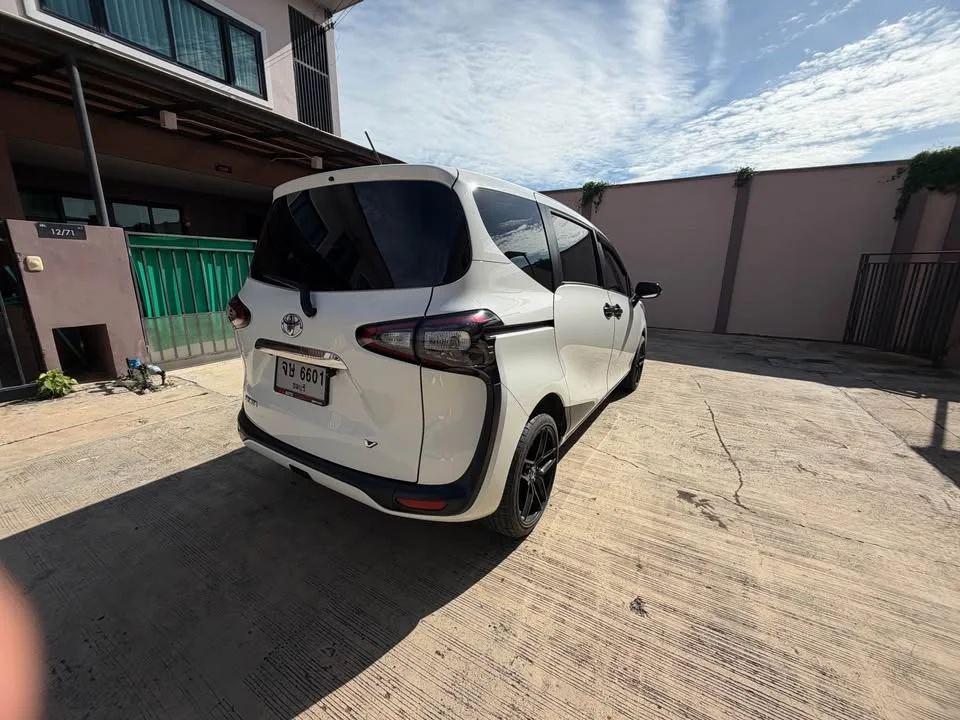 2017 Toyota Sienta II 3