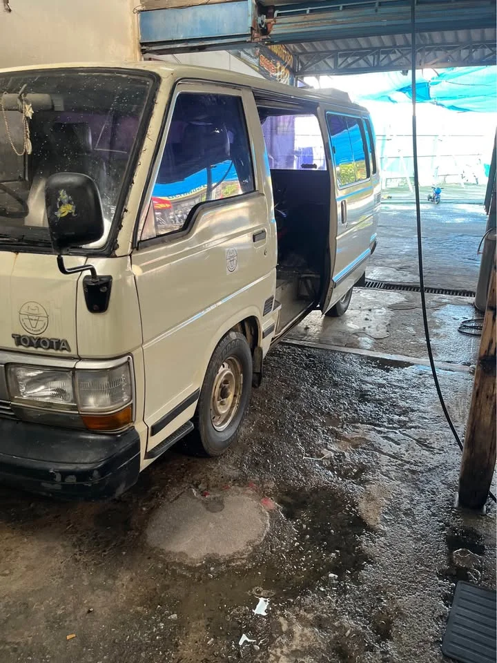 1987 Toyota Commuter III 2