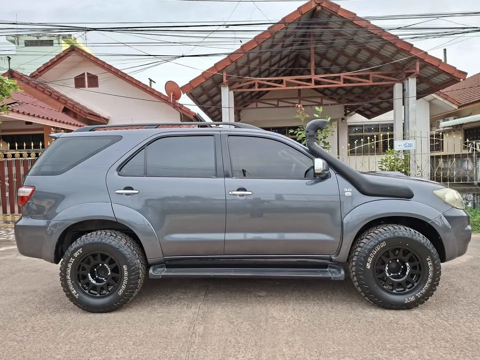 2010 Toyota Fortuner I 3