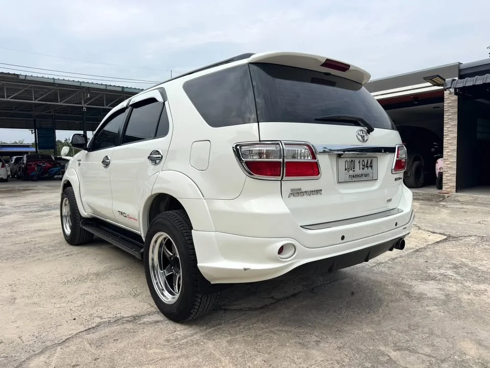2010 Toyota Fortuner I 3