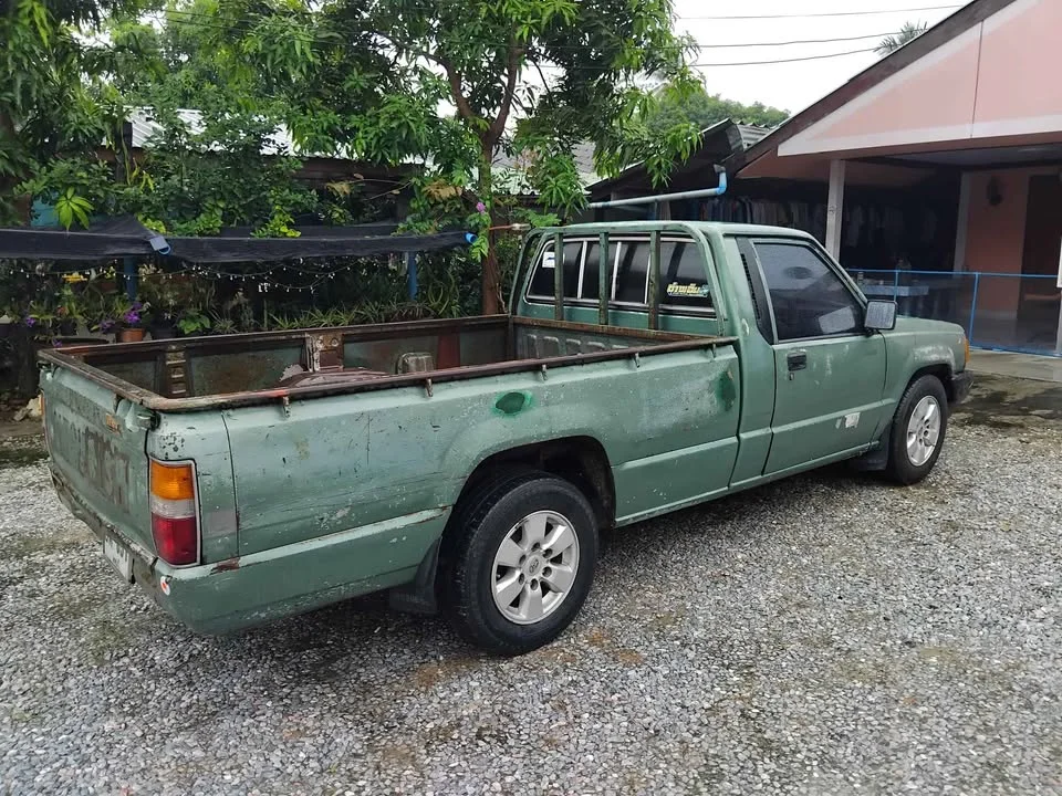 1990 Mitsubishi Triton II 3