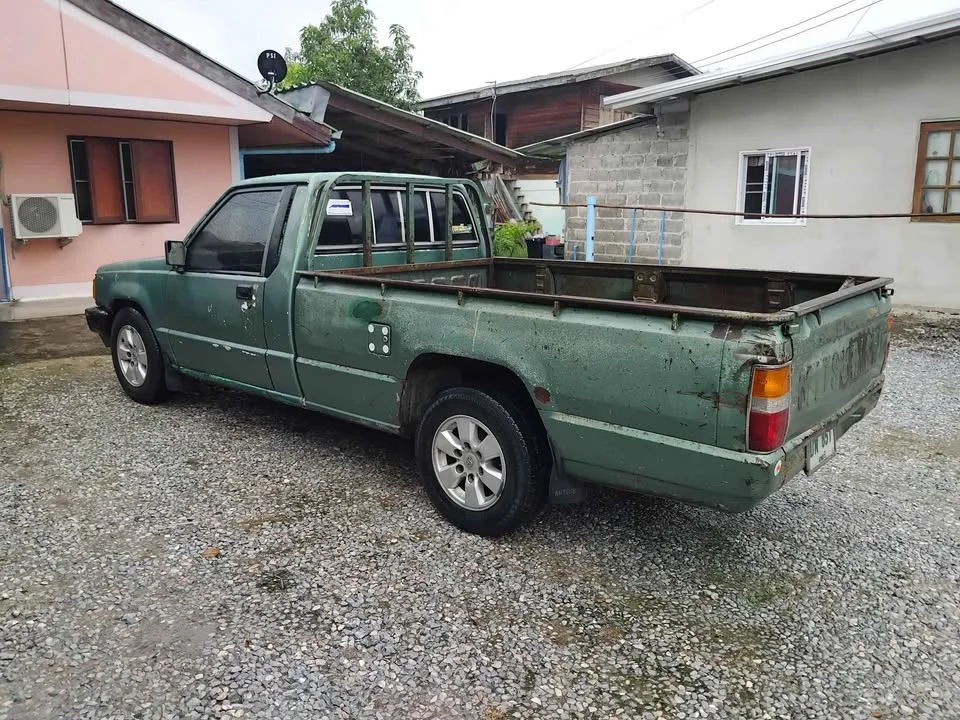 1990 Mitsubishi Triton II 2