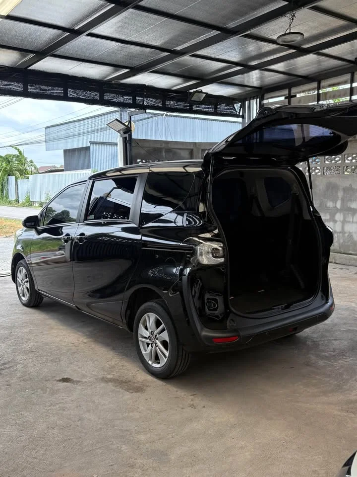 2017 Toyota Sienta II 2