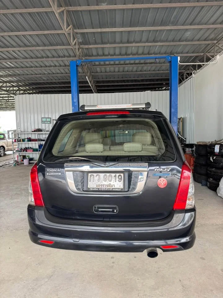 2011 Isuzu MU-7 3