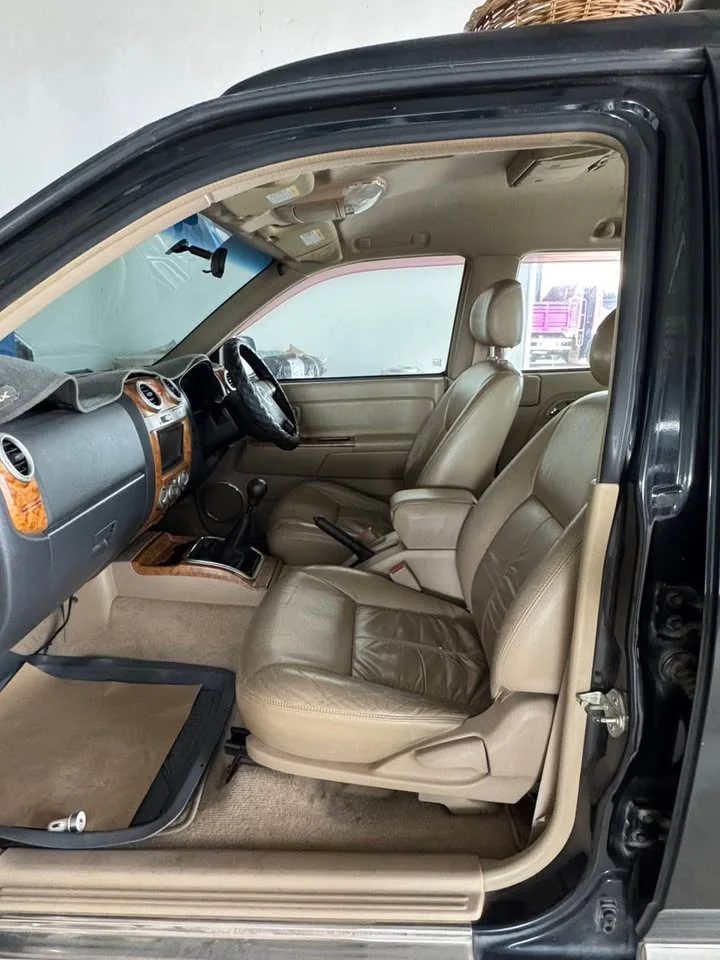 2011 Isuzu MU-7 2