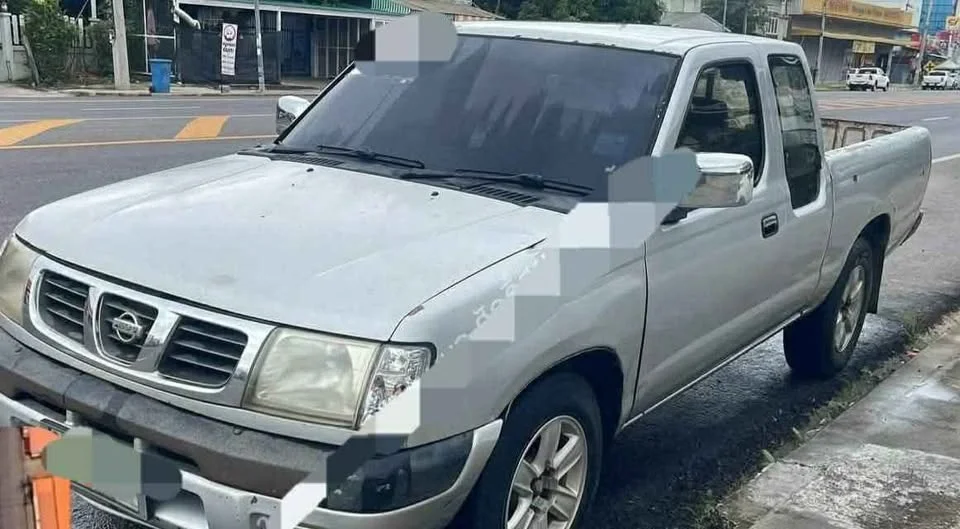 2001 Nissan Frontier I 3