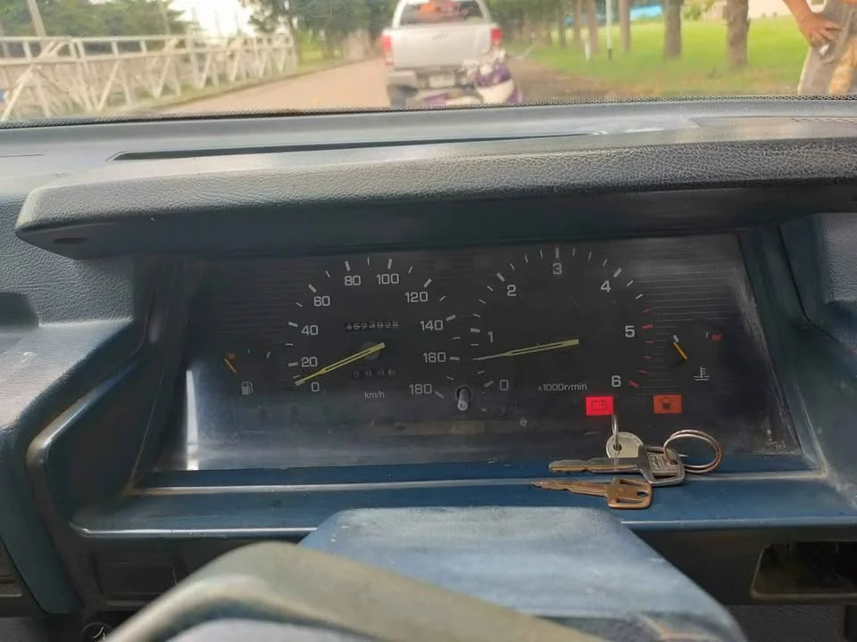 1990 Mitsubishi Triton II 3