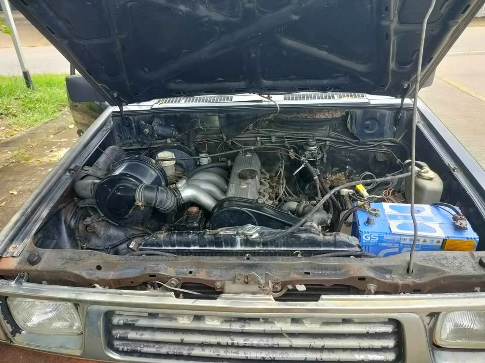 1990 Mitsubishi Triton II 2