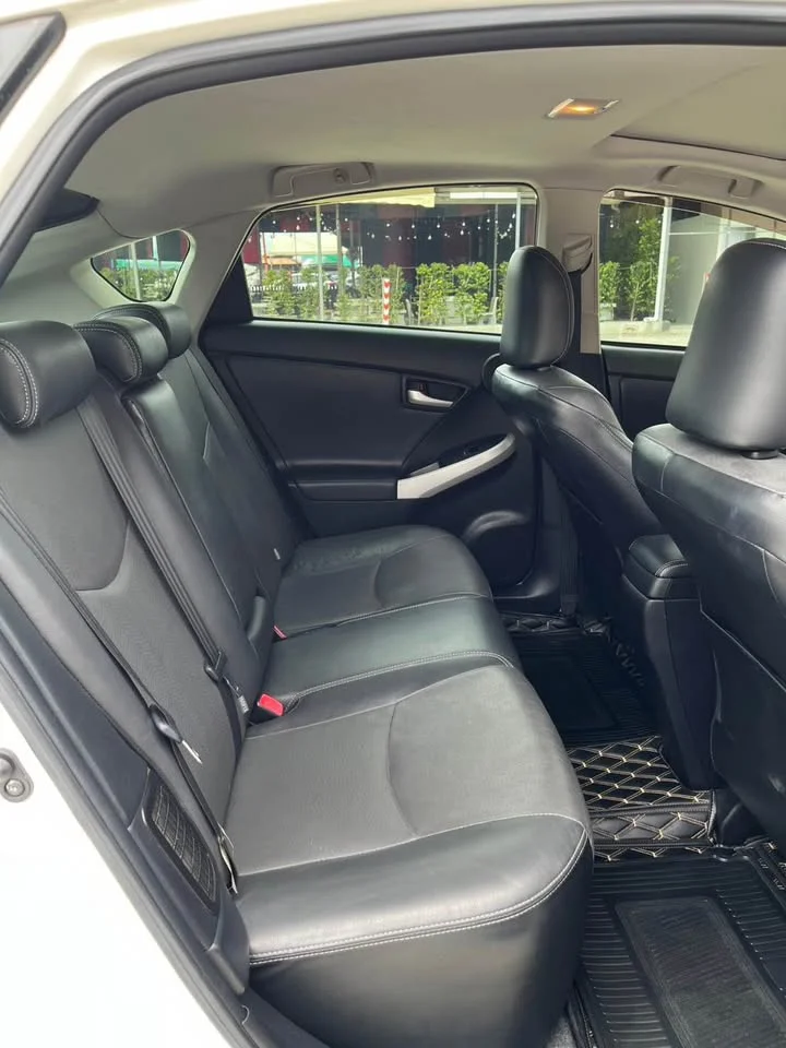 2013 Toyota Prius III 2