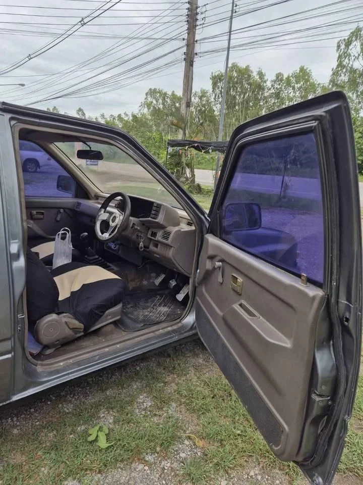 1996 Isuzu TFR III 3