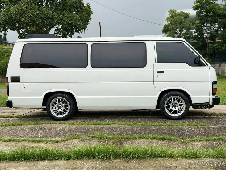 2000 Toyota Commuter III 3