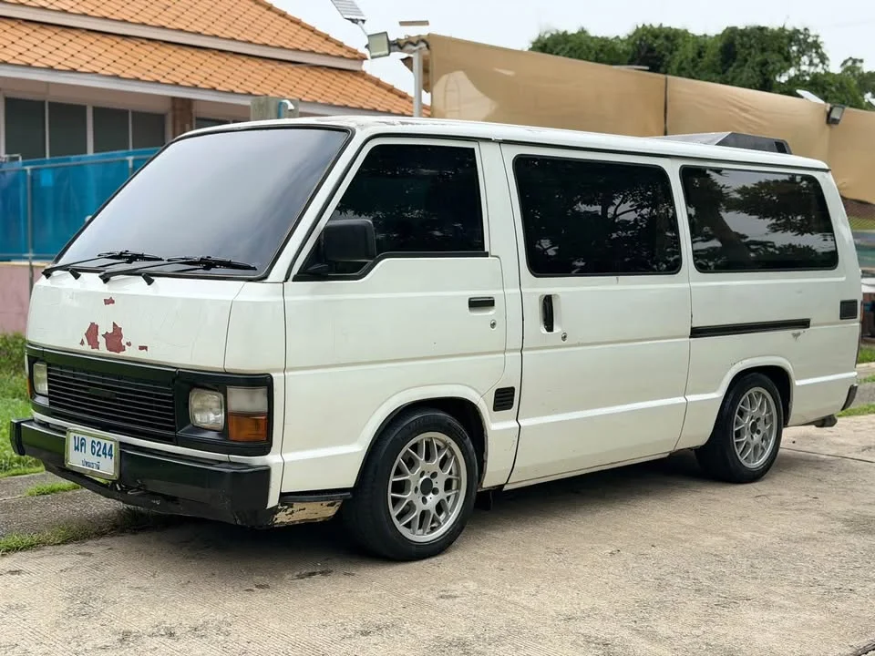 2000 Toyota Commuter III 2