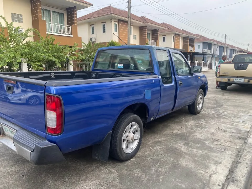2004 Nissan Frontier I 3