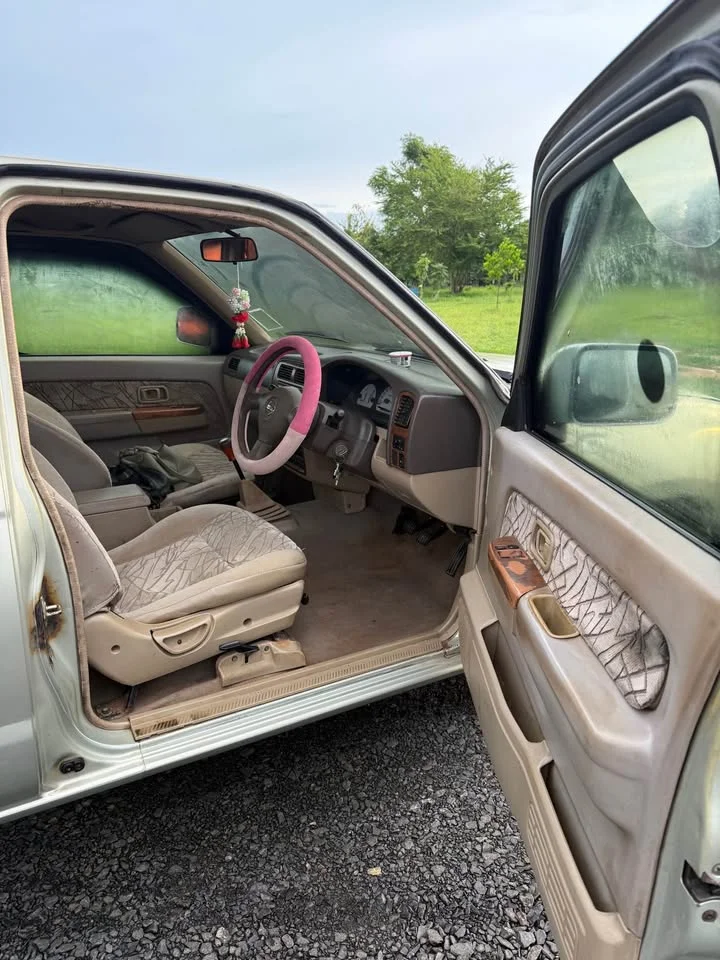 2004 Nissan Frontier I 3