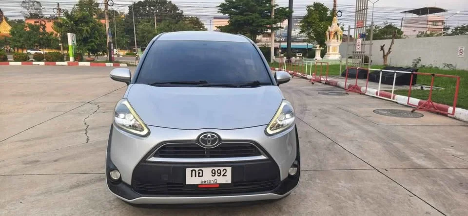 2018 Toyota Sienta II 2