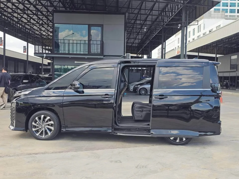 2024 Toyota Voxy IV 3