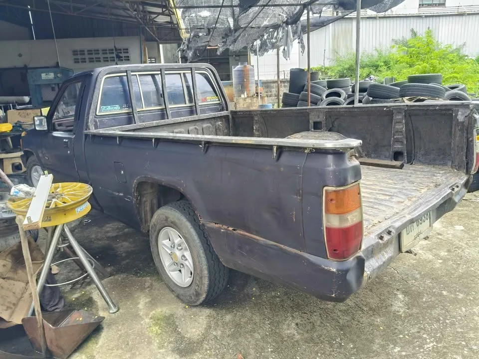 1992 Mitsubishi Triton II 2