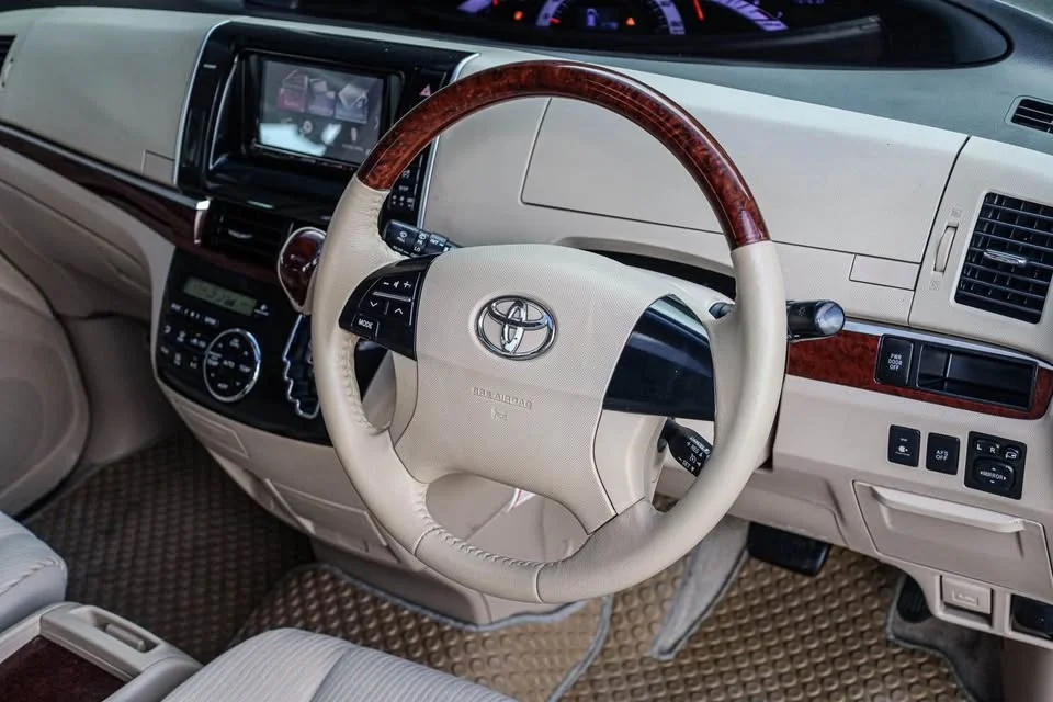 2012 Toyota Estima III 2