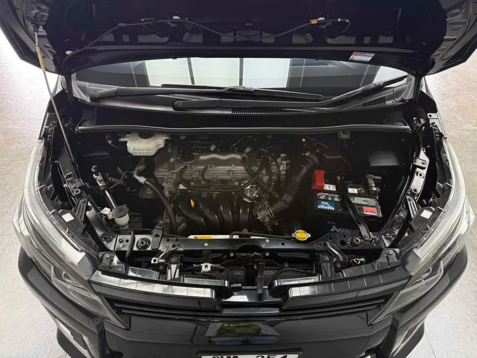 2014 Toyota Voxy III 2