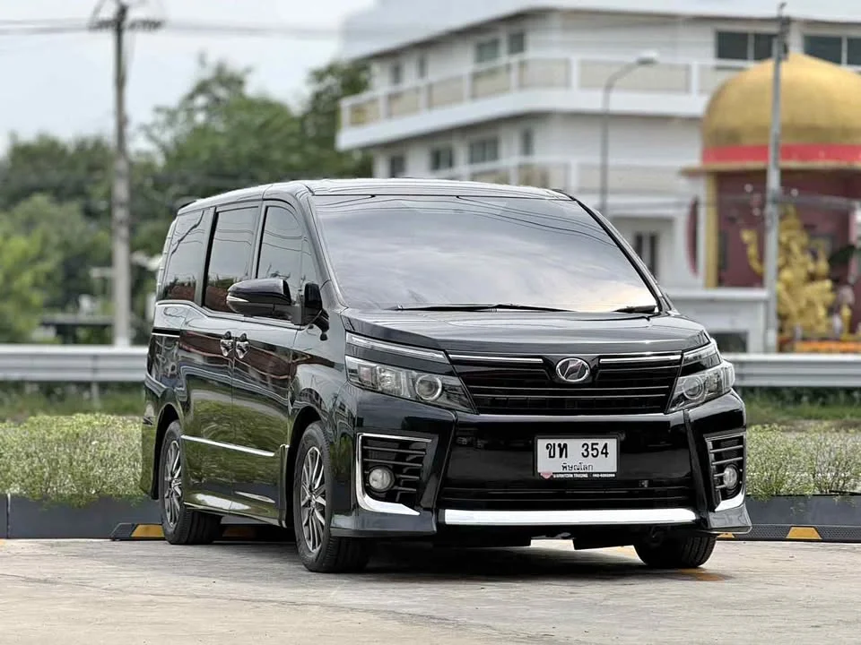 2014 Toyota Voxy III 3