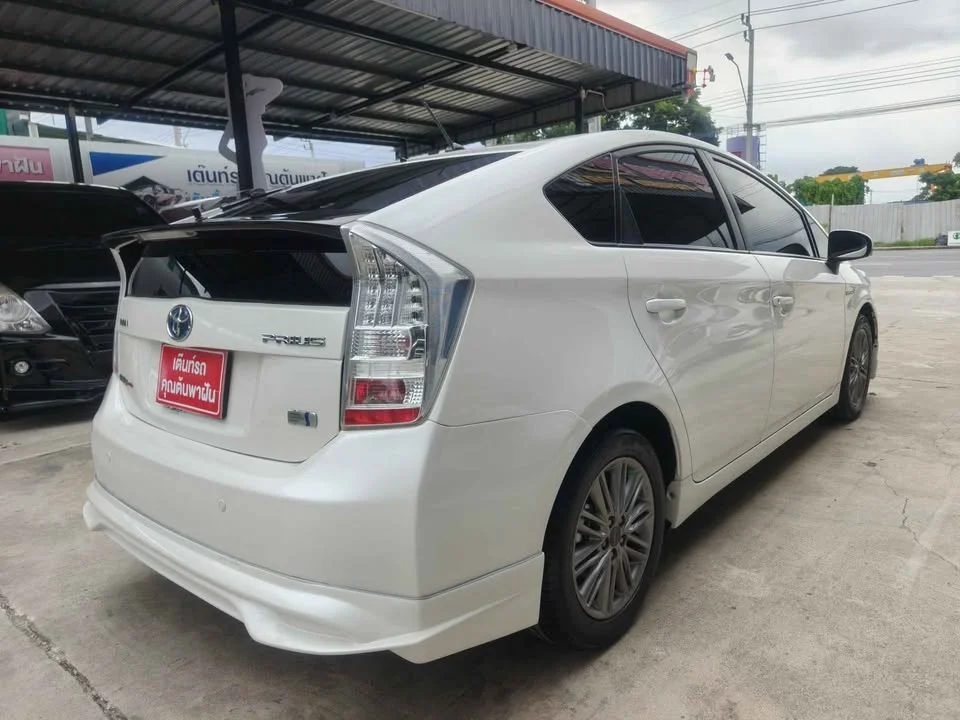 2011 Toyota Prius III 2