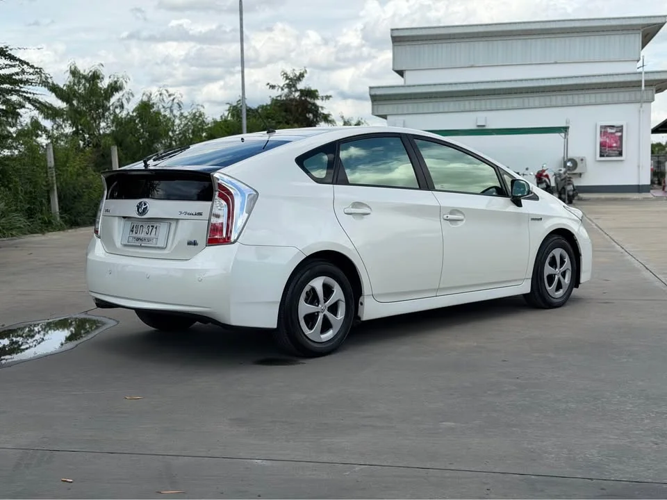 2012 Toyota Prius III 2