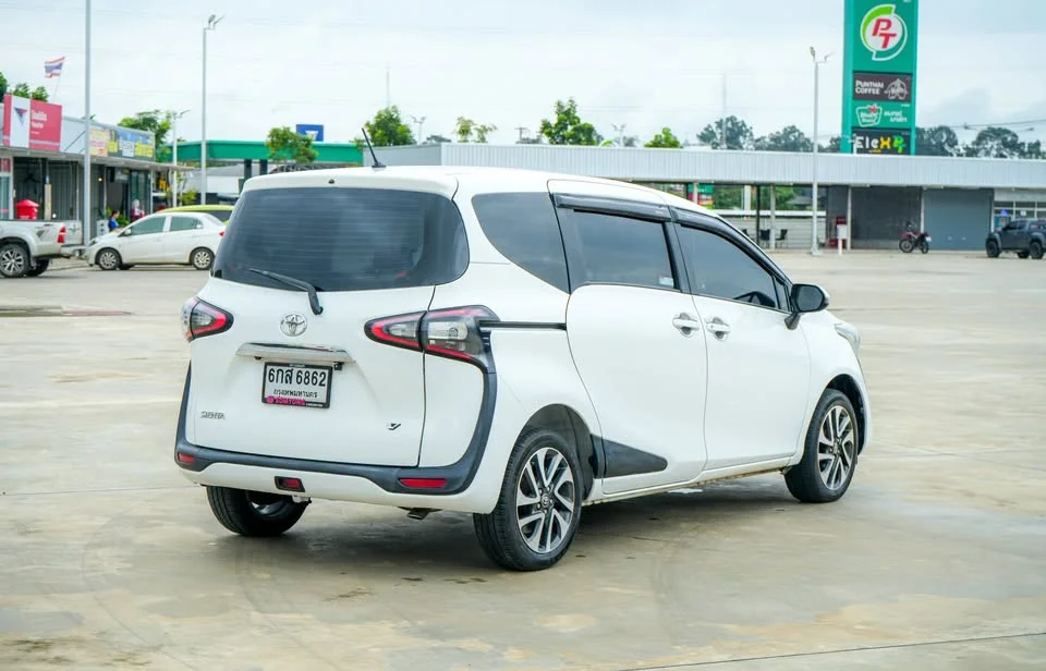 2017 Toyota Sienta II 3