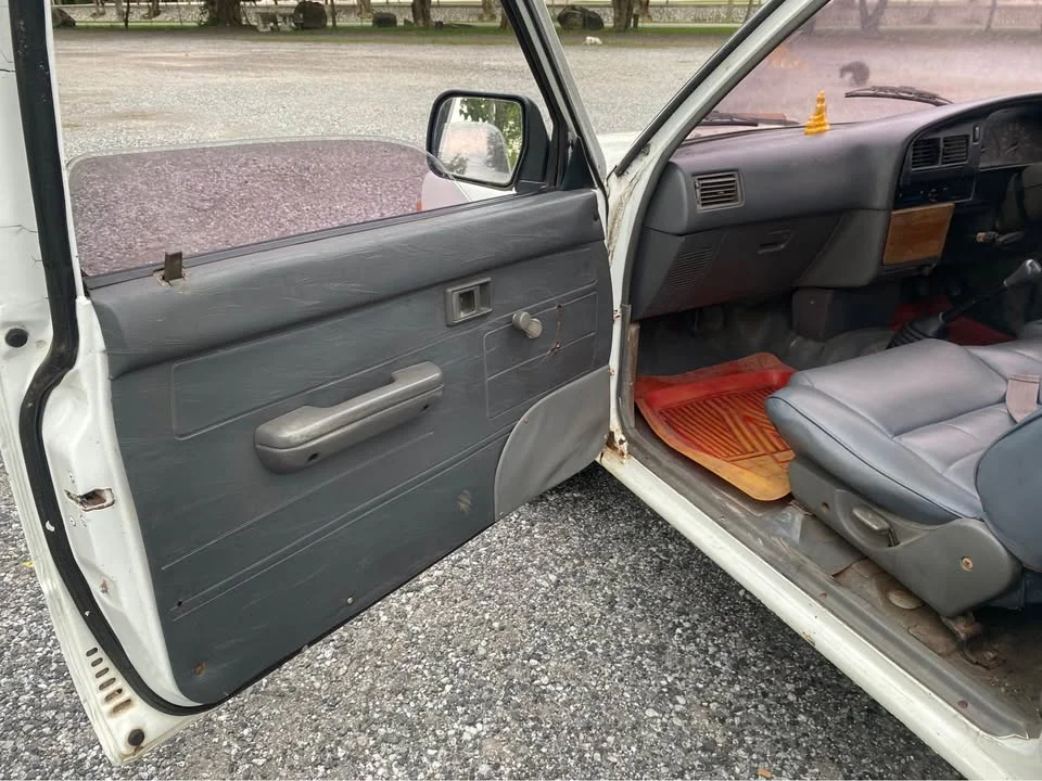 1986 Toyota Hilux Mighty-X V 3