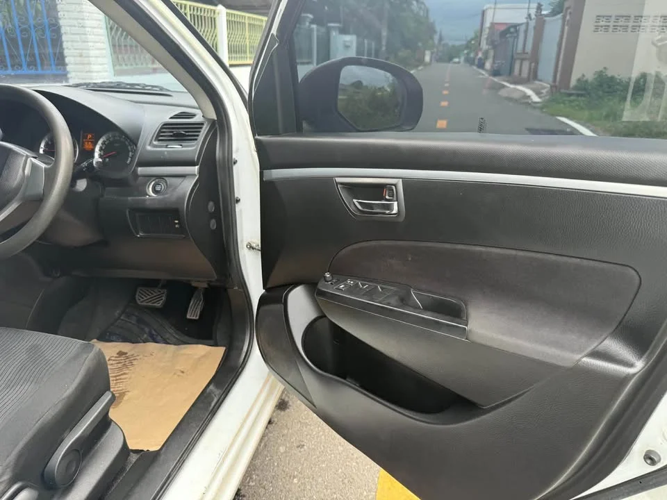 2012 Suzuki Swift II 3