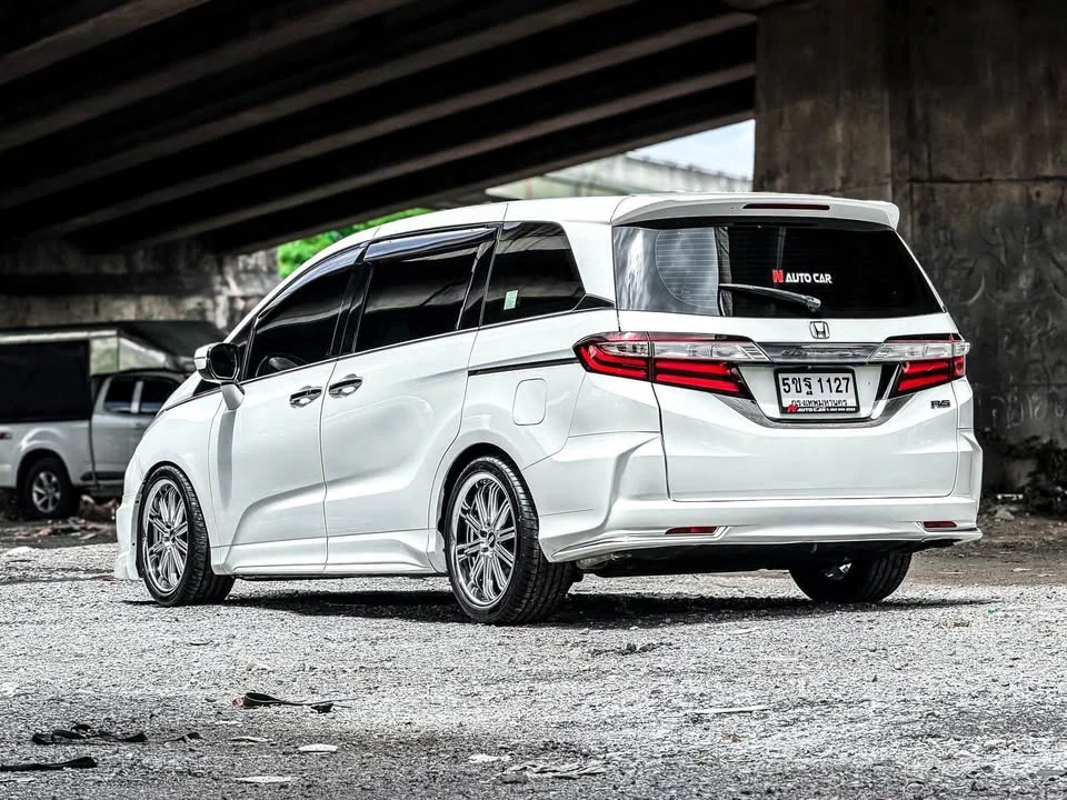 2015 Honda Odyssey V 3