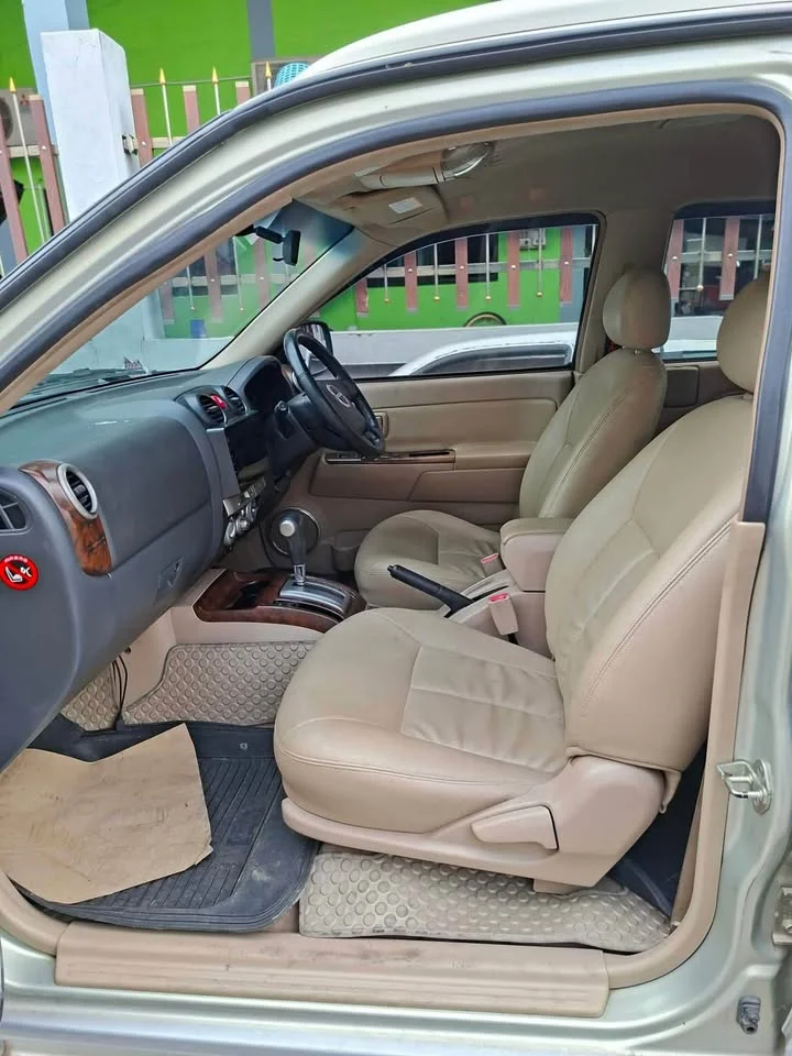 2011 Isuzu MU-7 3