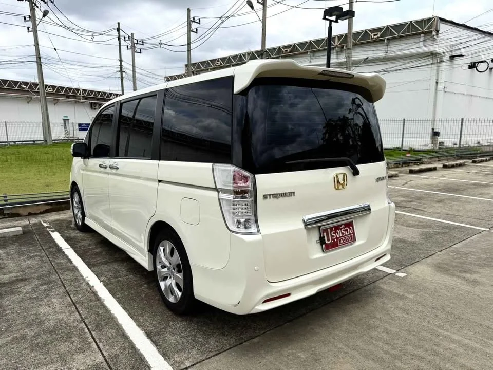 2012 Honda Stepwgn IV 2