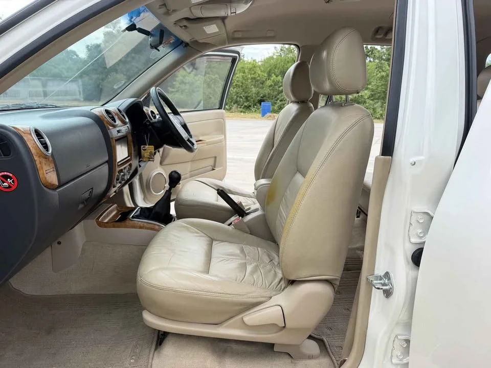2010 Isuzu MU-7 2