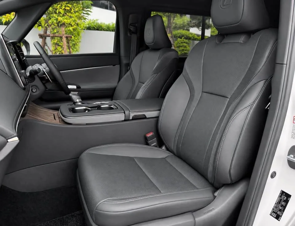 2023 Lexus LM II 2