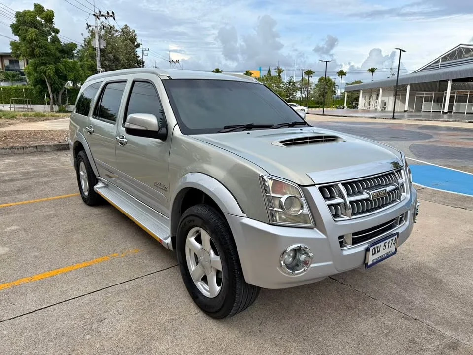 2008 Isuzu MU-7 2